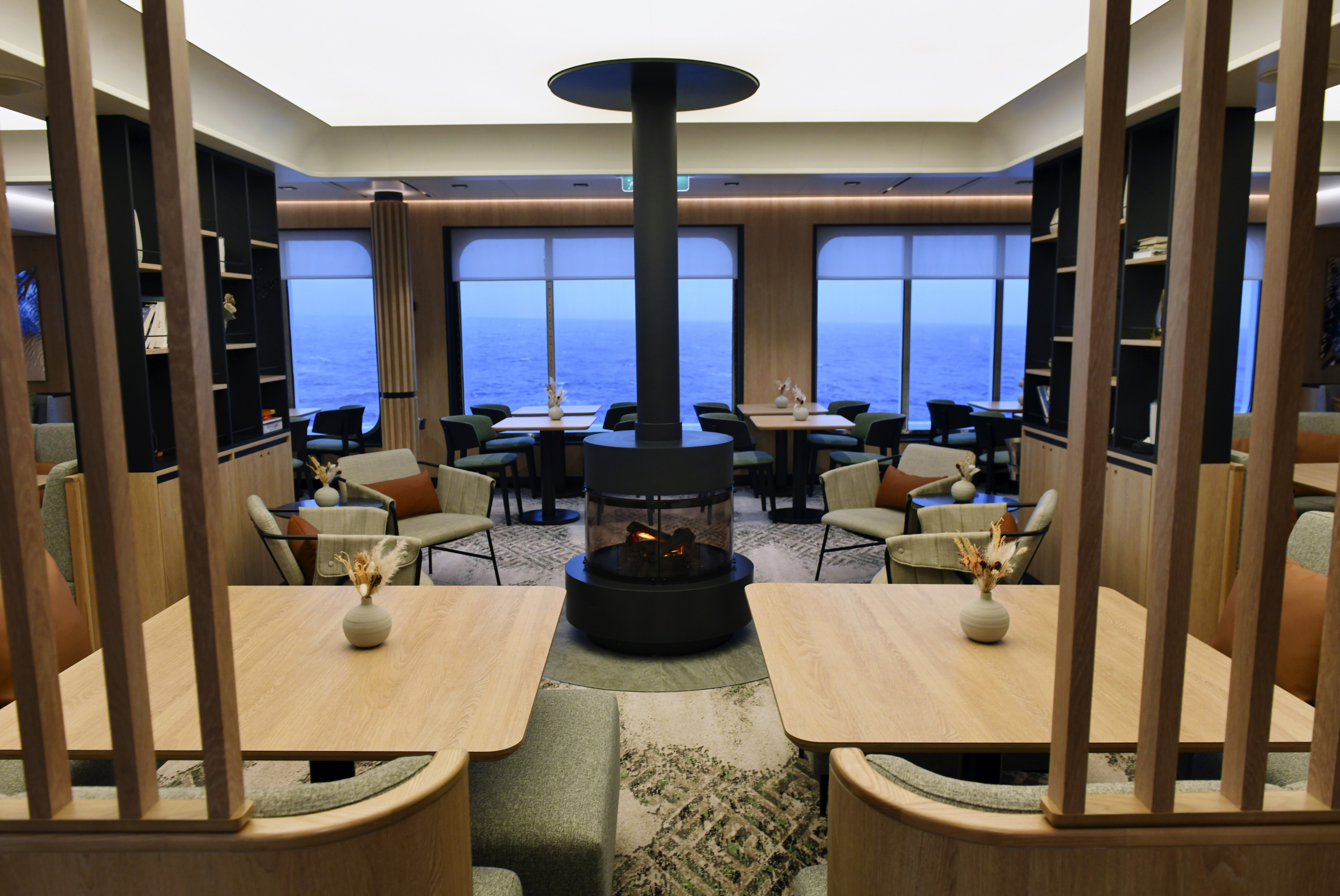 Club Lounge on SH Vega